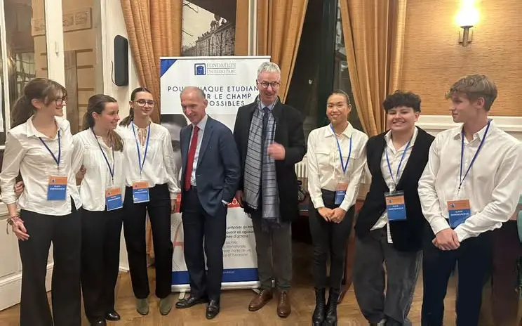 le conférencier, le proviseur et les jeunes ambassadeurs de la Fondation