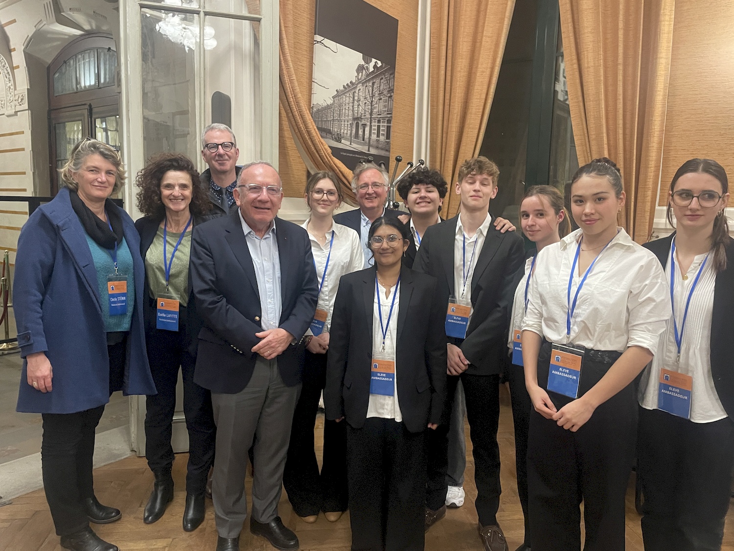 Pierre Gattaz et les élèves ambassadeurs de la Fondation