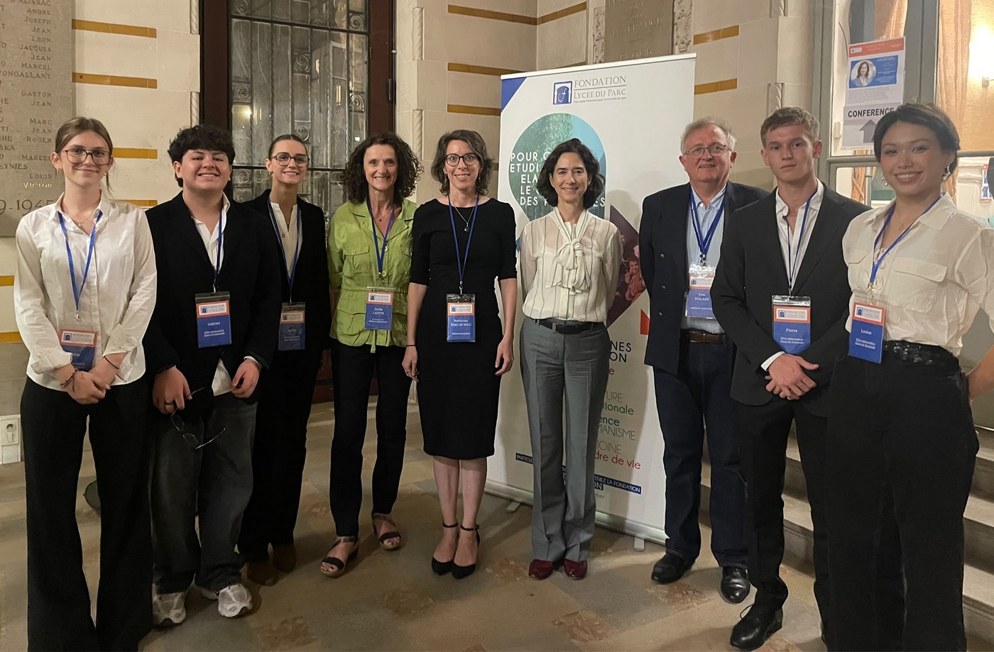 Cécile Frot-Coutaz avec les élèves ambassadeurs, Yves Poilane président et des bénévoles de la Fondation